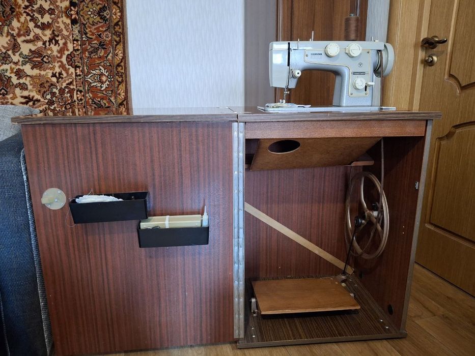 Продам швейну машинку Подольск 142