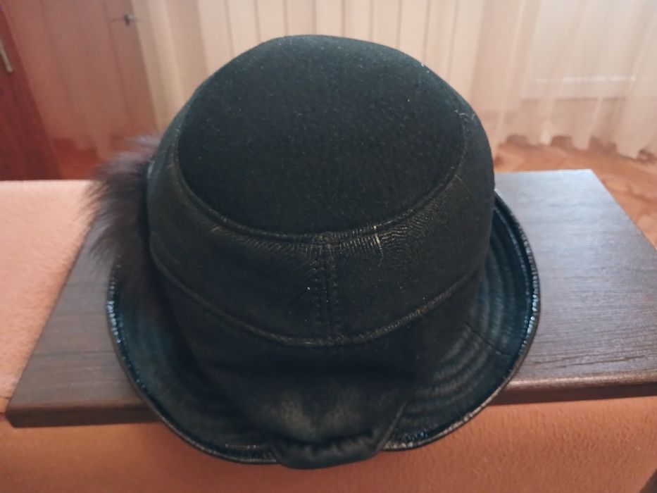 Продам жіночу замшеву шапку