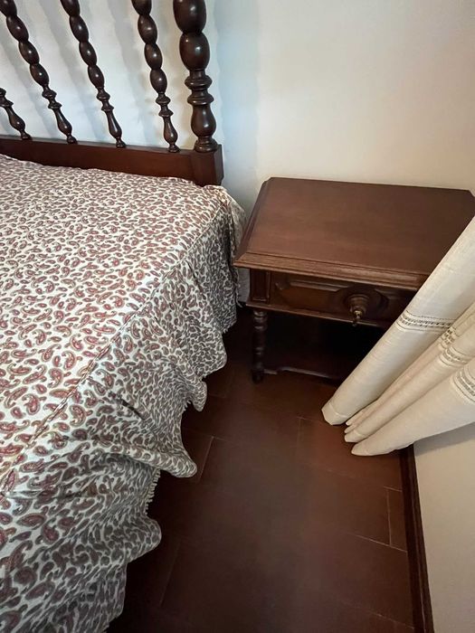 Conjunto de Quarto Clássico em Madeira Escura – Cama e Mesas de Cabeceira