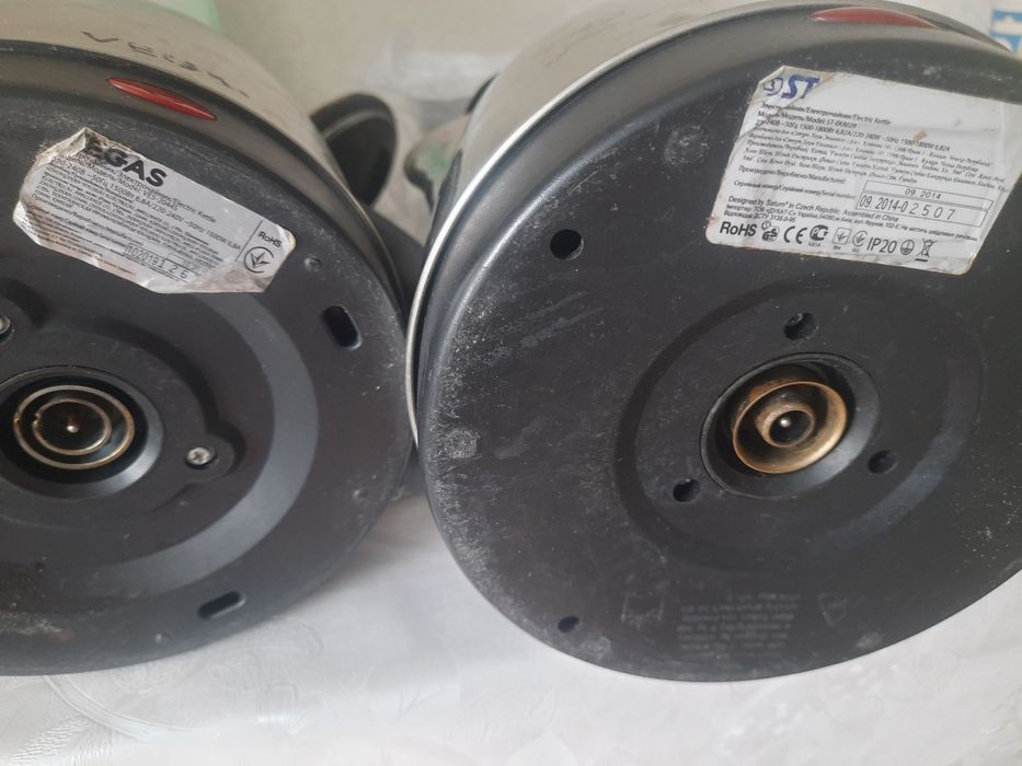 Электрочайники (два шт.) б/у рабочие на запчасти