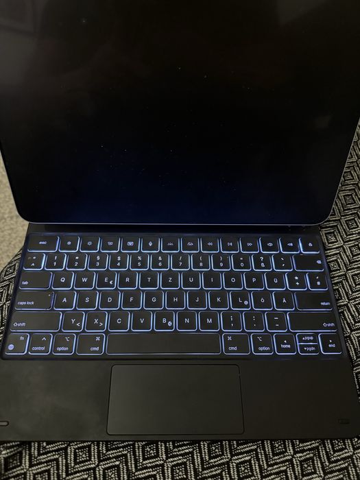 Etui z klawiaturą do ipad pro 13 m4