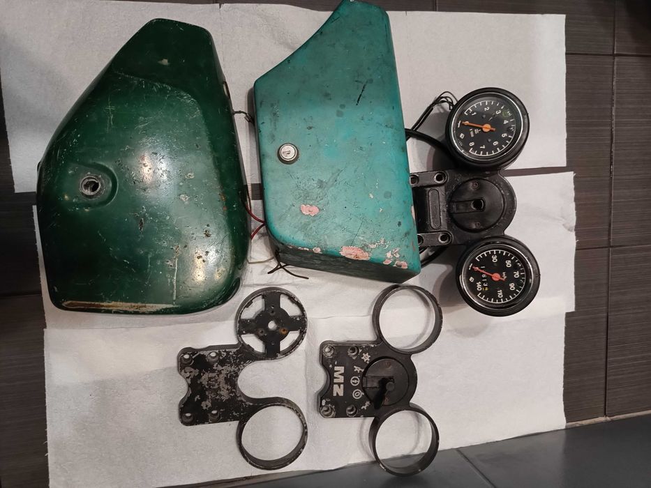MZ Etz 250 251 licznik obrotomierz półka pokrywa akumulatora zapłon