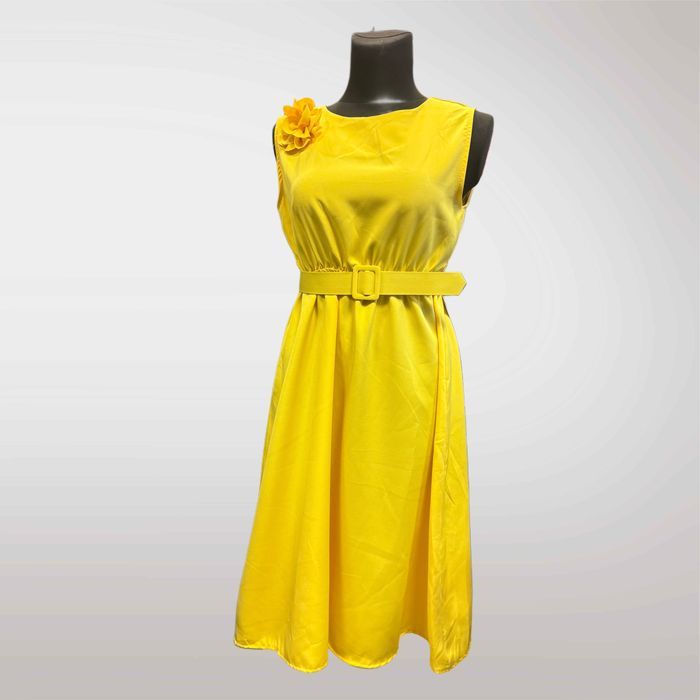 Letnia Sukienka z Paskiem i Ozdobnym Kwiatem Żółty