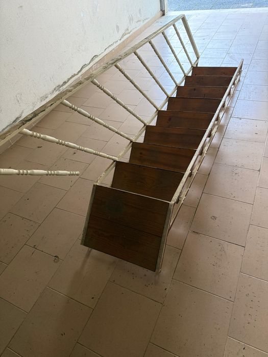 Escada com estrutura em ferro