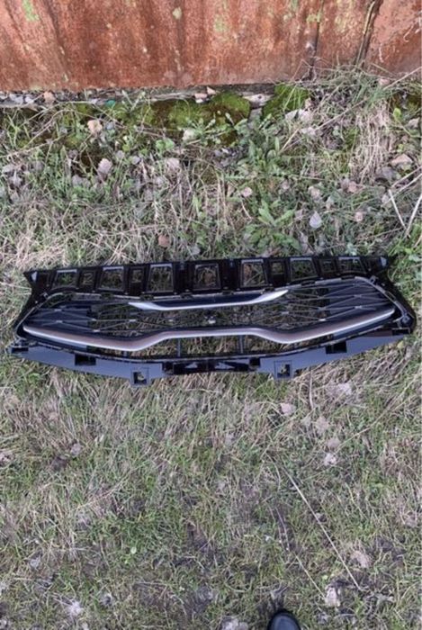 Продам решітку хром переднього бамперу Kia Ceed, шарову опору