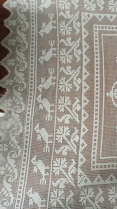 Toalha de mesa, em linha número 60, tens mais de 50 anos.