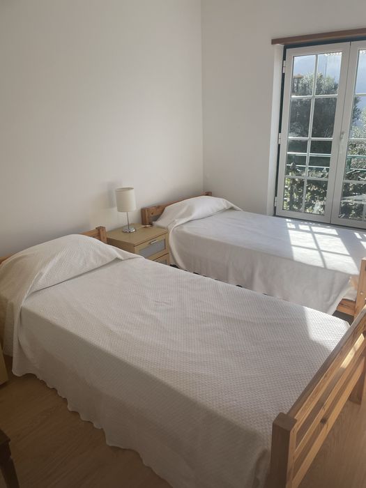 2 camas de madeira pinho de solteiro + roupeiro