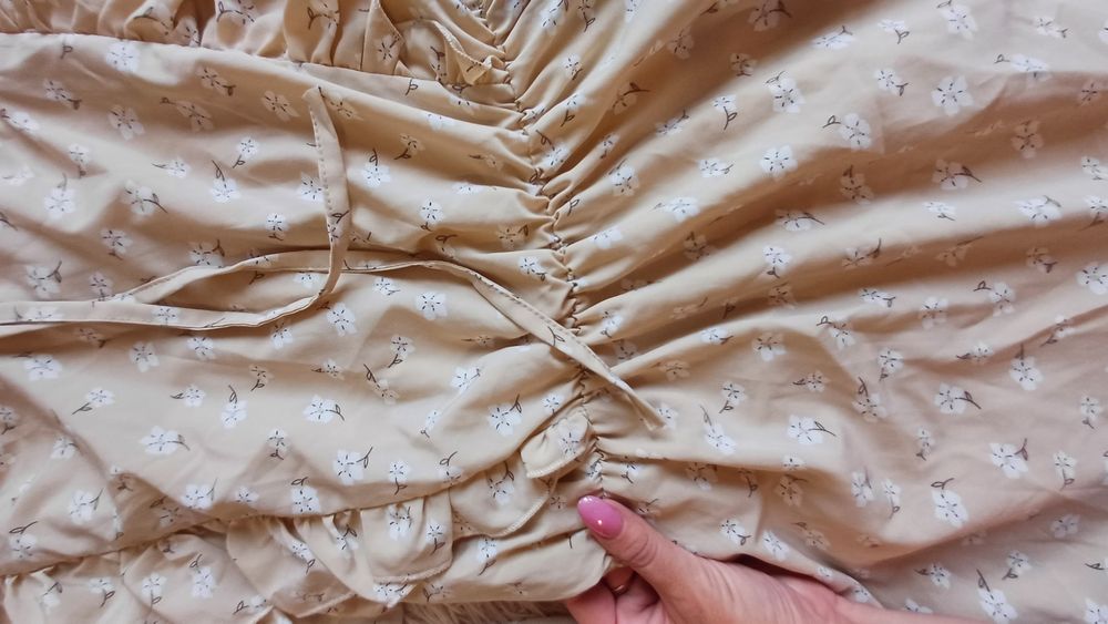 Бежева сукня в квіти