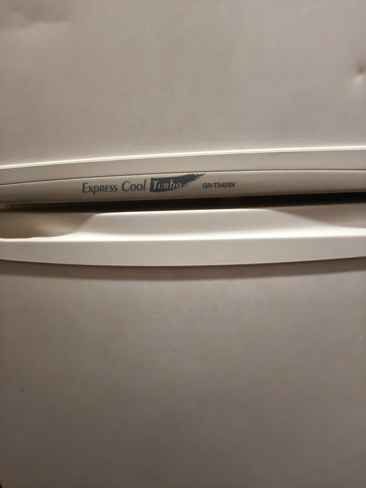 Холодильник б.у лджі двох камерний.