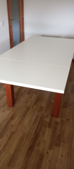 Mesa e quarto cadeiras