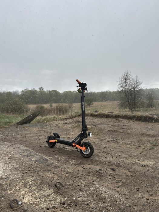самокат ніде не падав є слайдери є гріпси, коробка до свмоката