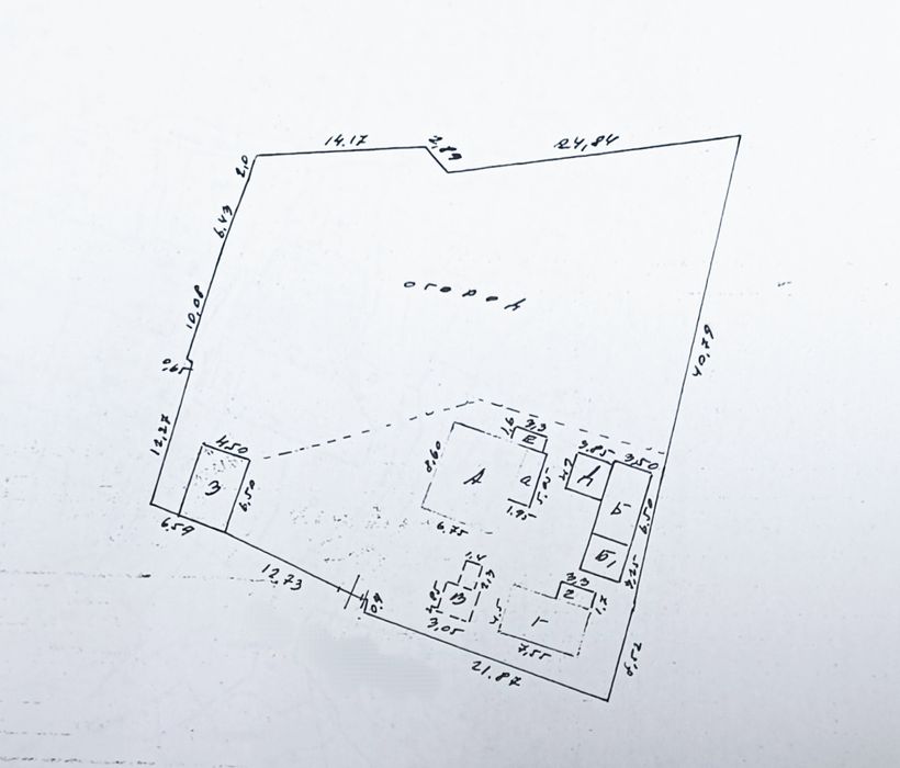 Продаж будинку з гаражем із земельною ділянкою поруч центру міста