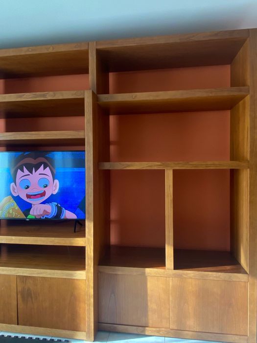 Estante móvel TV de sala em madeira carvalho mel