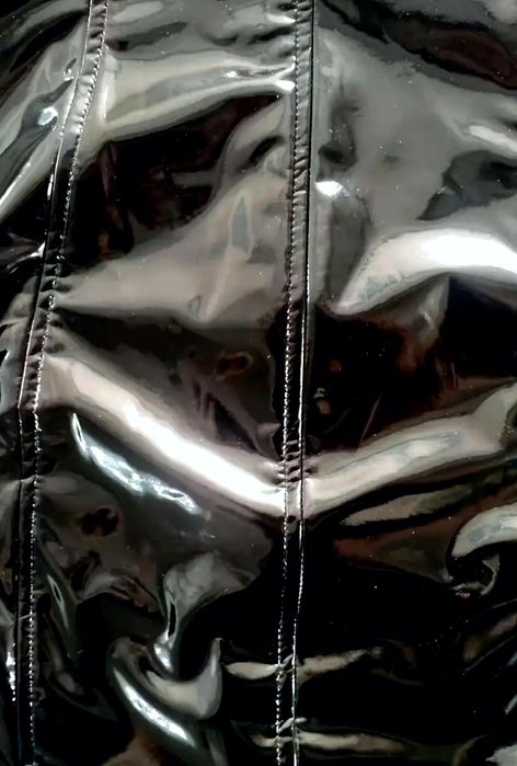 Czarna lakierowana lateksowa spódnica mini z wysokim stanem M