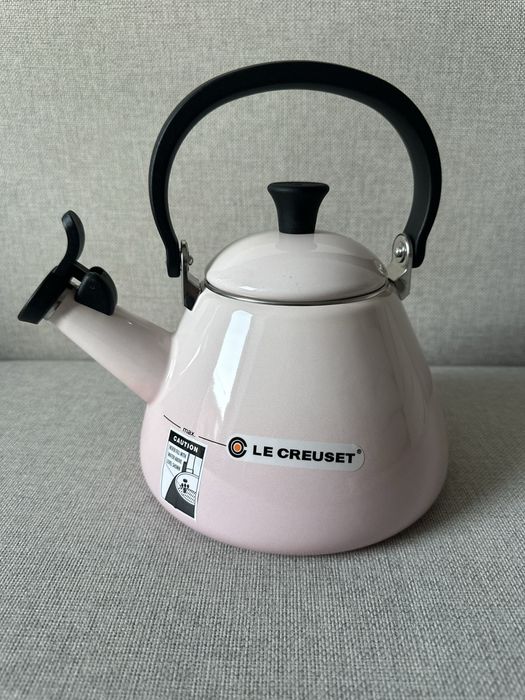 Le Creuset - różowy czajnik