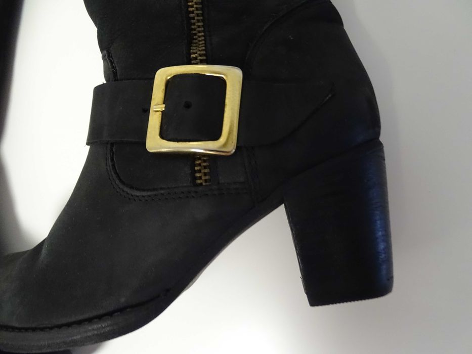 Botas cano alto em nobuck preto com fivelas (tam.35)