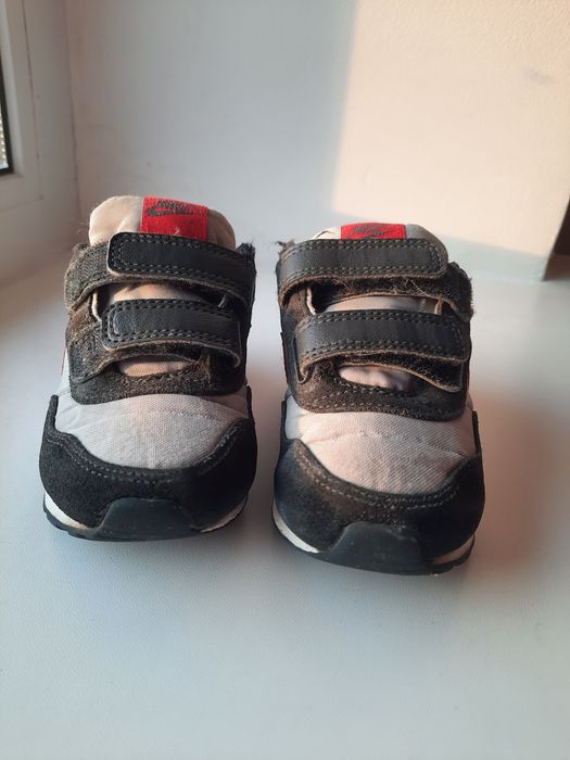 Кросівки дитячі .