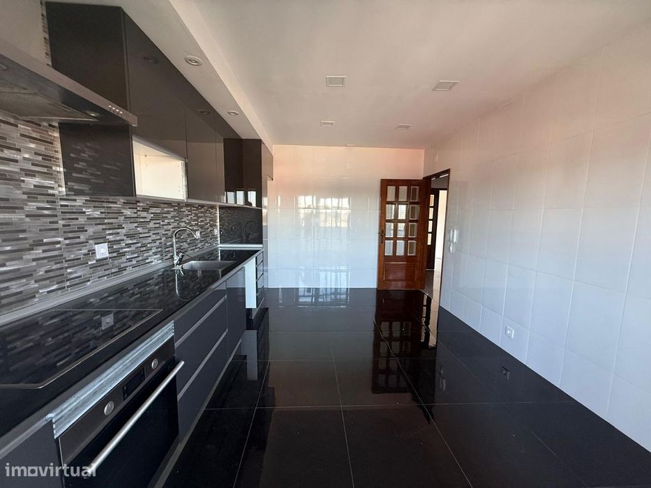JD - Apartamento T3, Paços de Brandão, com 3 frentes, com áreas amplas