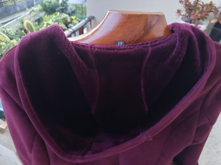 Casaco de pelo e pele artificial  com capuz 
Com