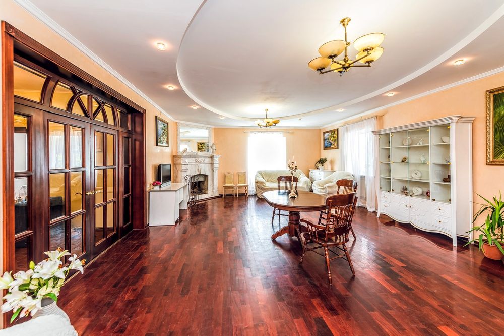 484 Триповерховий будинок з великим басейном