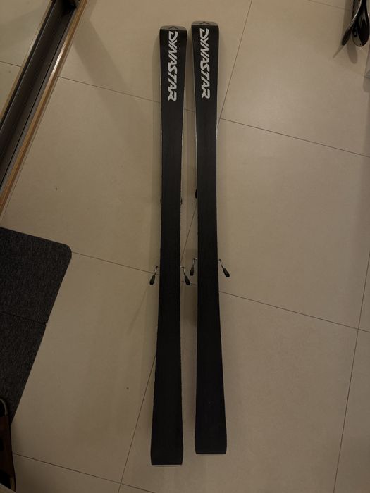 Niebieskie narty Dynastar