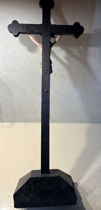 Antigo crucifixo em pau santo com Cristo esculpido em madeira e policromado