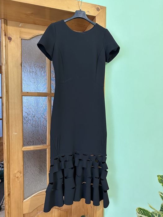 Продам стильну чорну сукню розміру S-M. Тягнеться