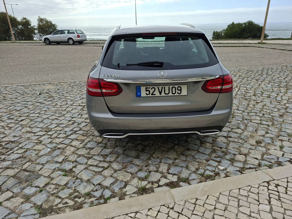 Carrinha Mercedes 220 d, em bom estado.