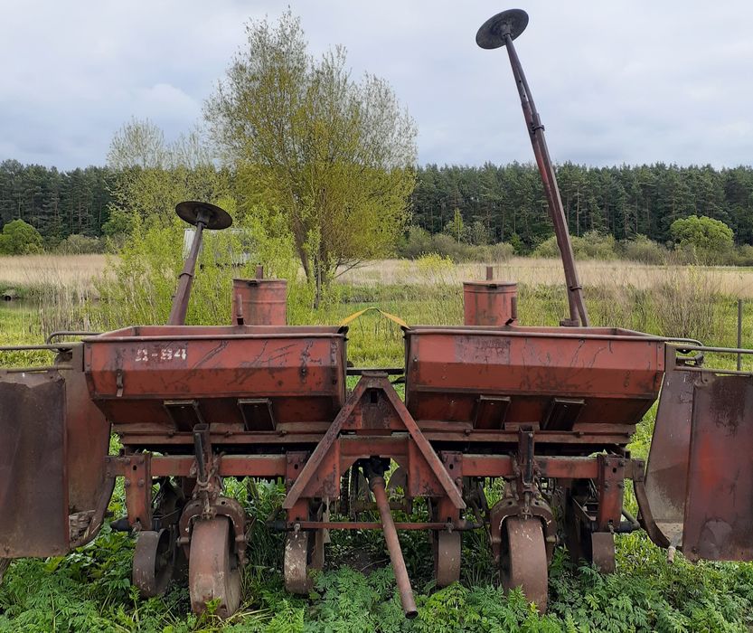 Продам комплект:  Картопле сажалка, культиватор.