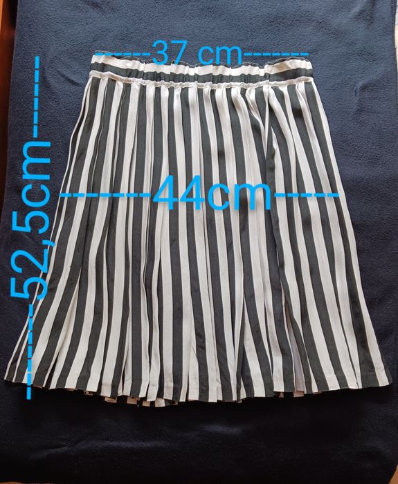 Saia as riscas pretas e brancas