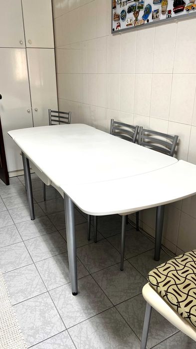 Mesa de cozinha com cadeiras