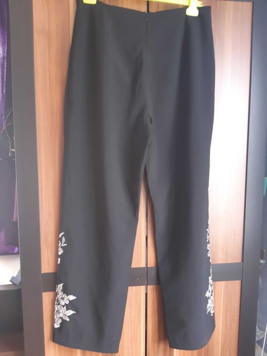 spodnie czarne eleganckie ze srebrnym akcentem na nogawce