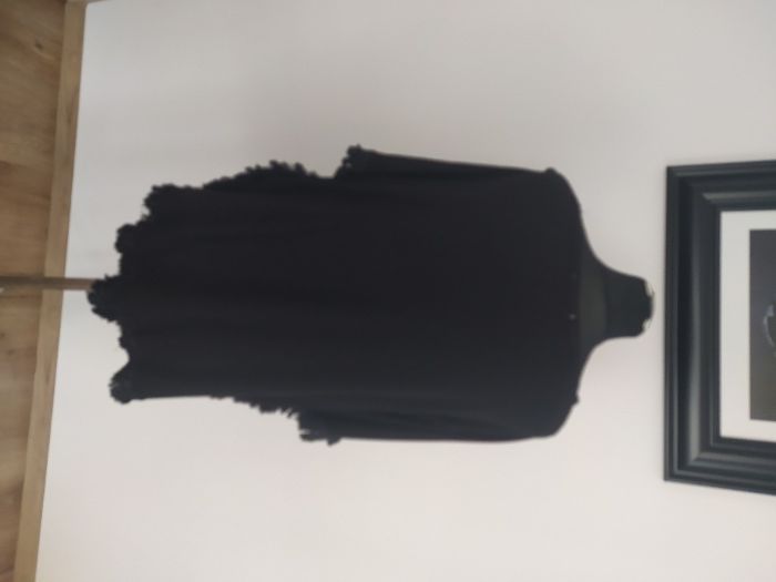 Ponczo narzutka czarna frędzle zwiewna obszerna