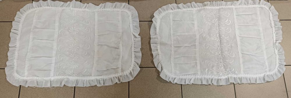 Narzuta dekoracyjna na łóżko z falbanami - różowa i biała