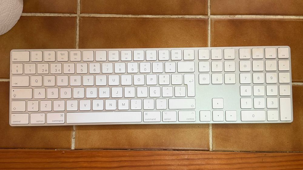 Apple Magic Keyboard Numeric Keyboard QWERTY , PT (A1843)