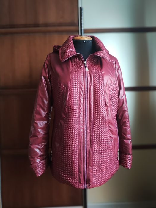 Куртка жіноча демісезонна бордового кольору 50 розмір
