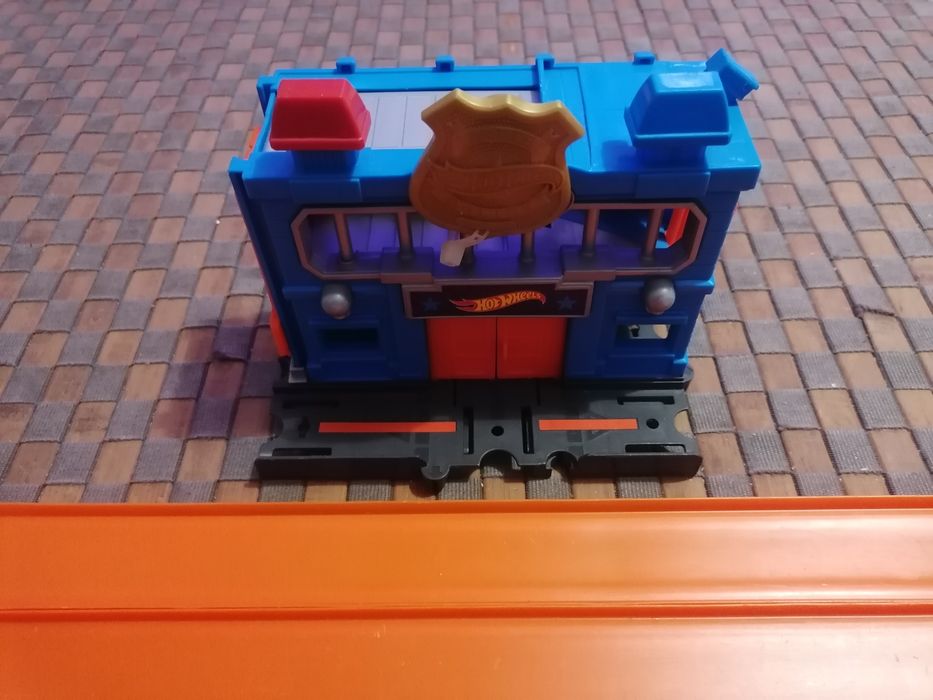 Hot Wheels City Downtown Police Station Breakout Playset