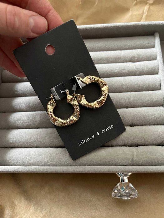 стильні сережки від urban outfitters