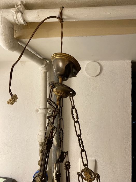 Stary antyczny żyrandol