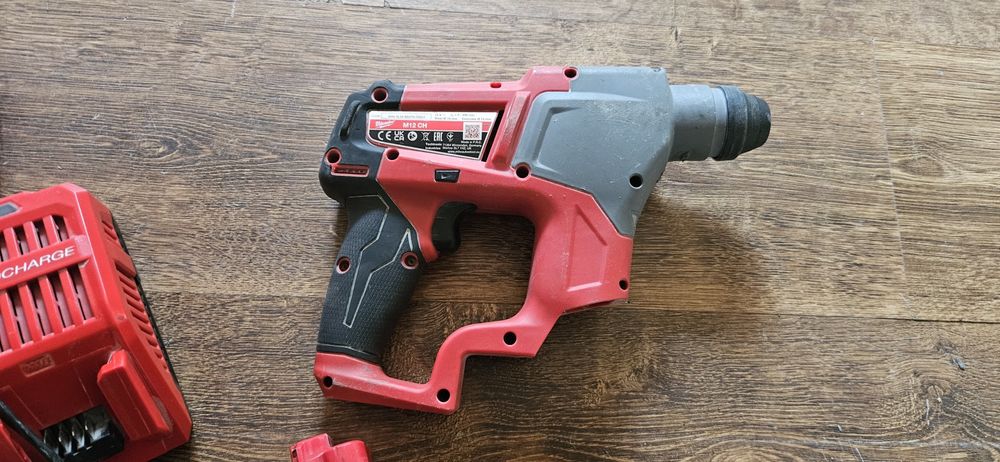 Młotowiertarka Milwaukee M12 CH