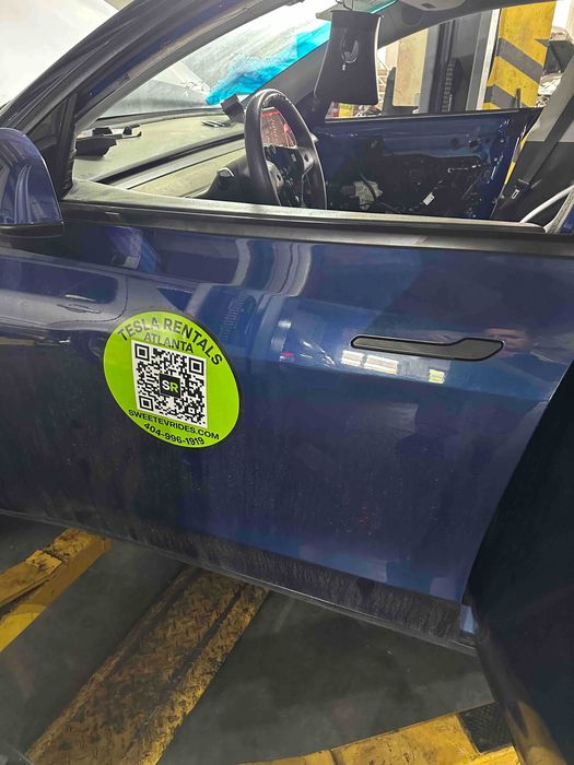 Двері передні Tesla MY