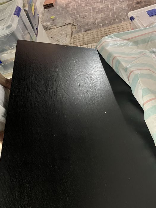 Mesa de madeora bruta com acabamento em Wengue