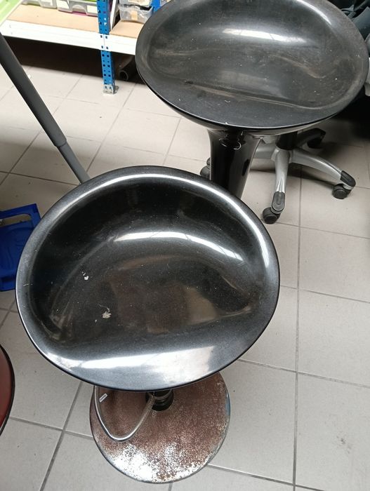 Dois bancos altos estragados