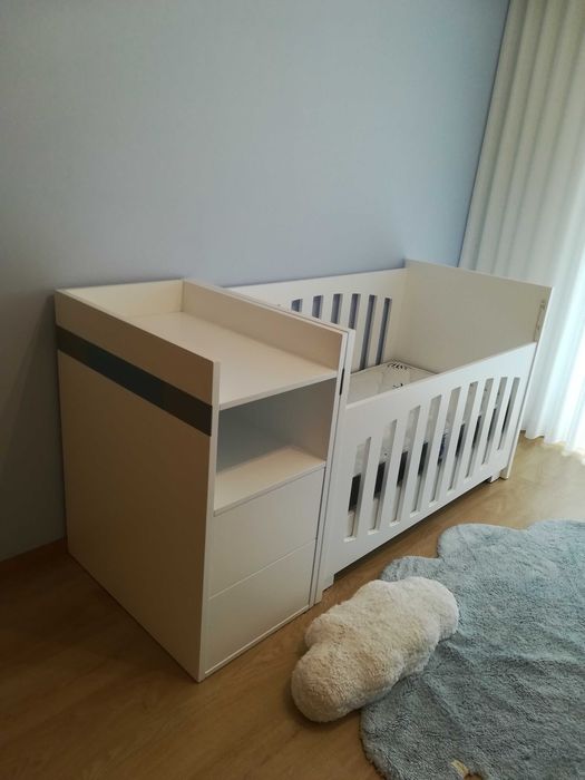 Quarto de bebé: berço e fraldario com gavetas