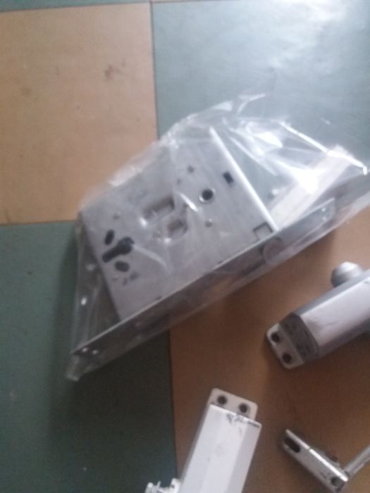 Доводчики для двирей и замо для брон рованих дверей ..оплата на карту.