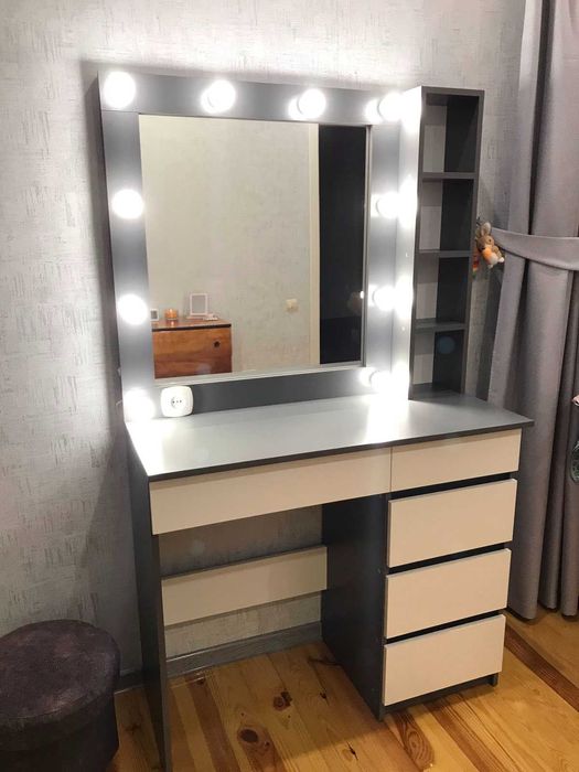 Туалетный столик, бьюти столик. С подсветкой, с лампочками