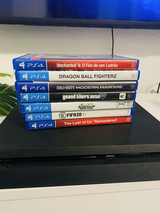 Playstation 4 com 2 comandos e jogos