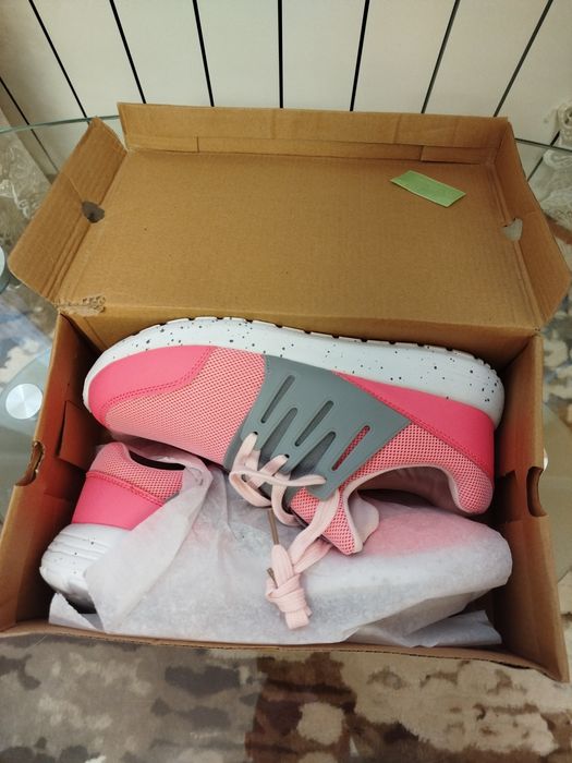 Кросівки жіночі. Нові.