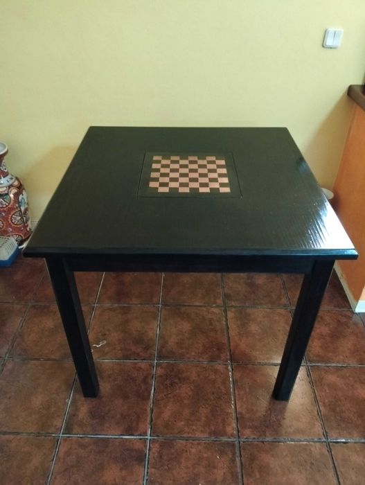 Mesa de jogo e cadeiras de sala