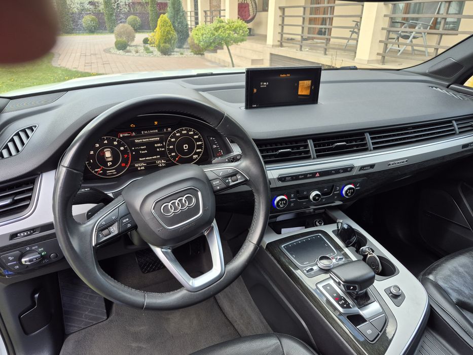 Audi  Q7                .